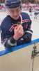 Ein Eishockeyspieler verwendet Riechsalz, um seine Konzentration und Leistung zu steigern.